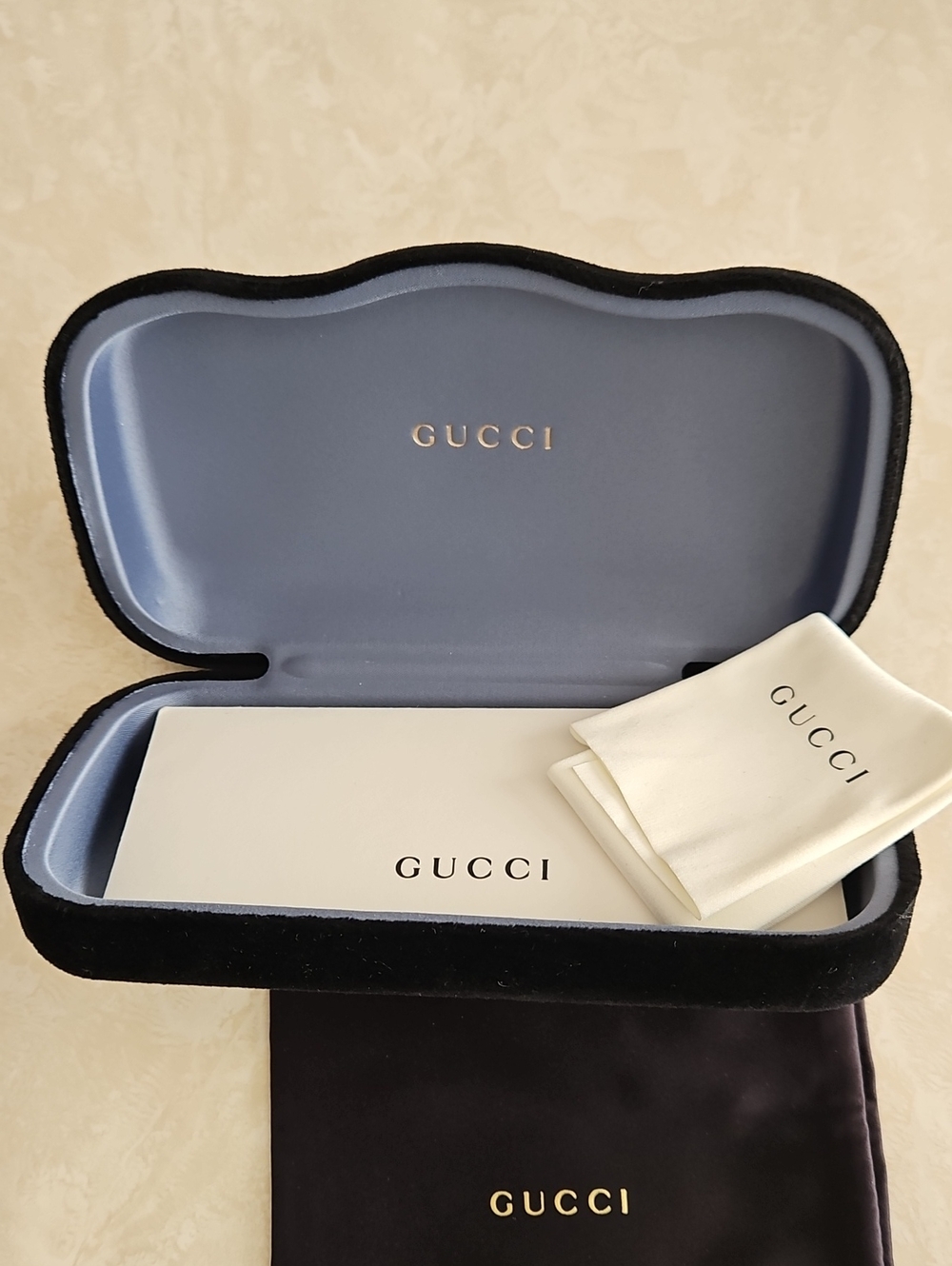 Gucci Black Velvet Hard Clamshell Sunglasses Eyeglass Case & Cloth.